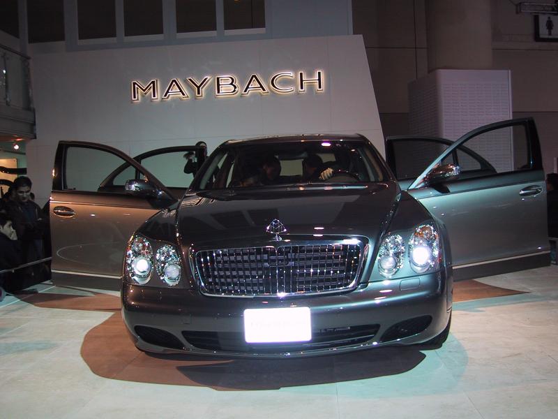 Toronto Autoshow 2004: Maybach на белом подиуме с открытыми дверьми