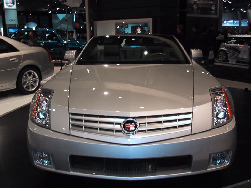 Toronto Autoshow 2004: серебристый Cadillac XLR на выставке