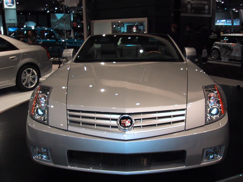 Toronto Autoshow 2004: серебристый Cadillac XLR на выставке