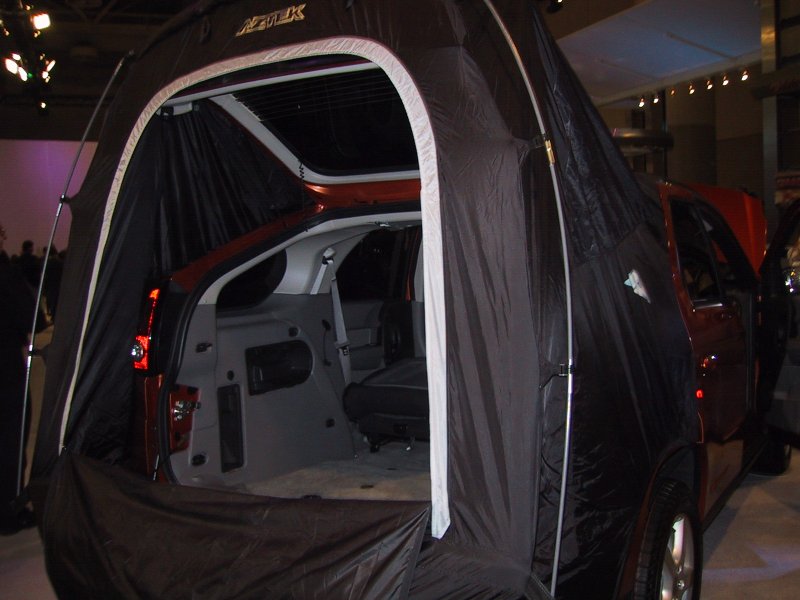 Toronto Autoshow 2004: чёрная палатка над красным кроссовером с открытым багажником