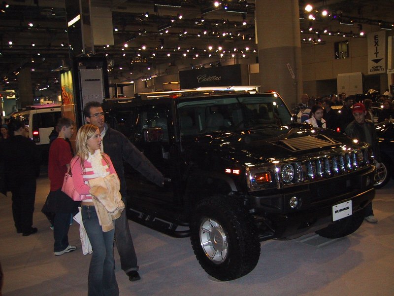 Toronto Autoshow 2004: чёрный Hummer H2 на выставке с посетителями