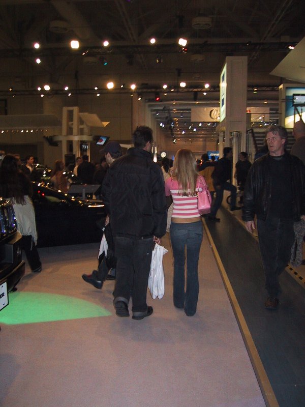 Toronto Autoshow 2004: посетители между стендами и чёрными кроссоверами