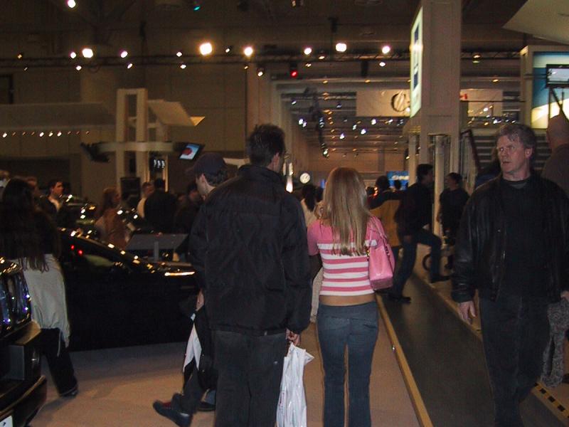 Toronto Autoshow 2004: посетители между стендами и чёрными кроссоверами