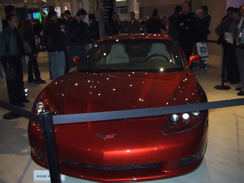 2004 Toronto Autoshow: красный Corvette C6 за барьером с табличкой «PLEASE K...»