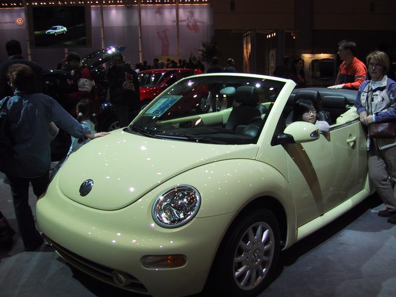 Toronto Autoshow 2004: кремовый Volkswagen Beetle Cabriolet на выставке