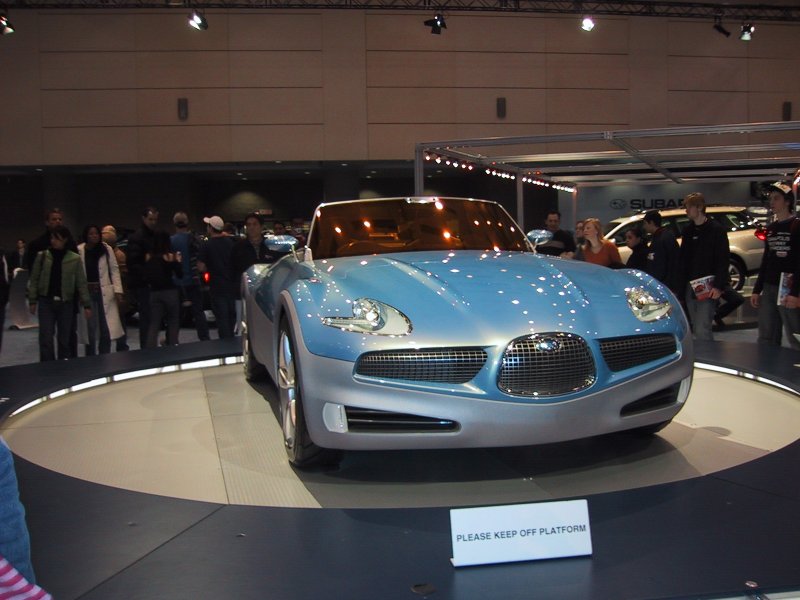 Toronto Autoshow 2004: синий концепт-кар Subaru на вращающейся платформе