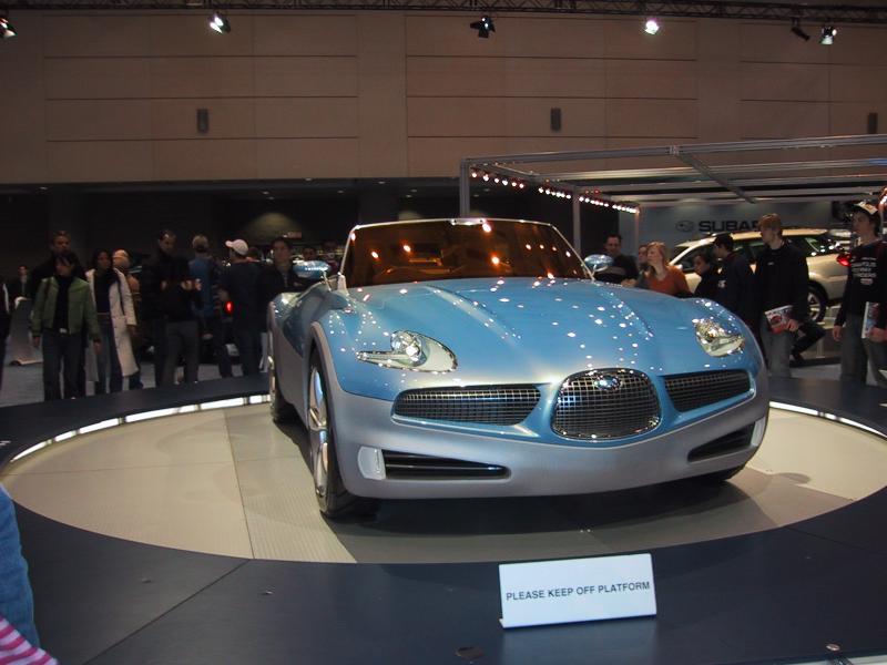 Toronto Autoshow 2004: синий концепт-кар Subaru на вращающейся платформе