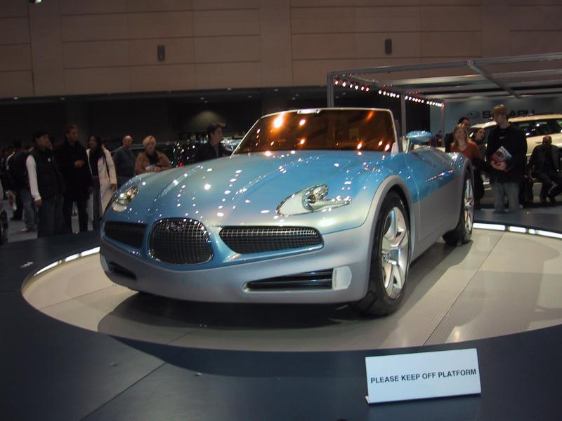 Toronto Autoshow 2004: голубой концепт-кар на вращающейся платформе