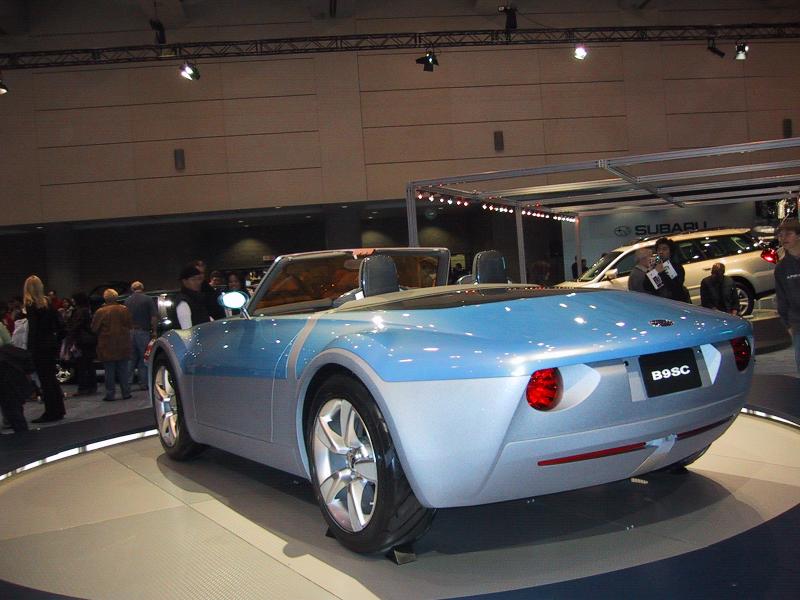 Toronto Autoshow 2004: синий концепт-кар B9SC на подиуме