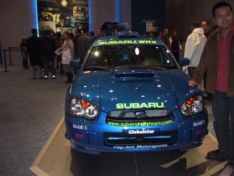 Toronto Autoshow 2004: синий Subaru WRX в центре зала