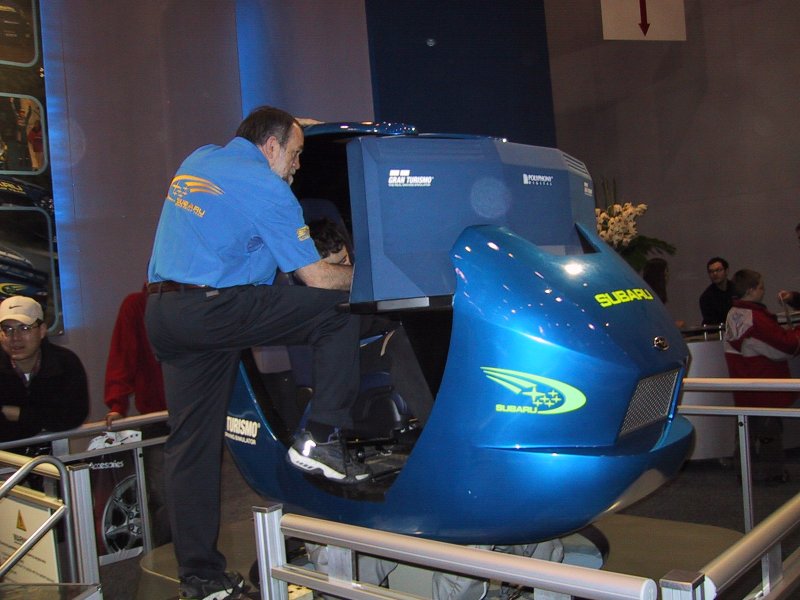 Toronto Autoshow 2004: синий симулятор Subaru в зале выставки