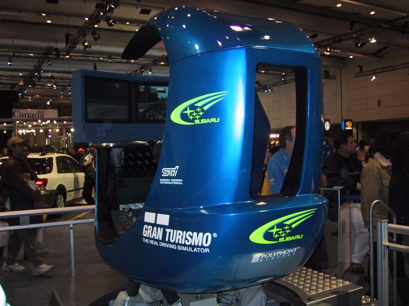 Toronto Autoshow 2004: синий симулятор Gran Turismo в зале с вывеской Canada