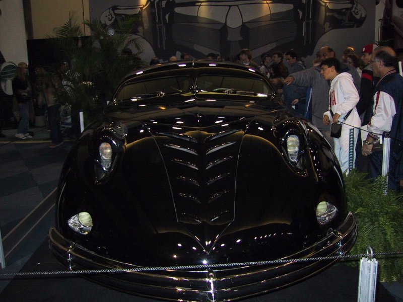 Toronto Autoshow 2004: чёрный купе с рельефным капотом и хромированным бампером