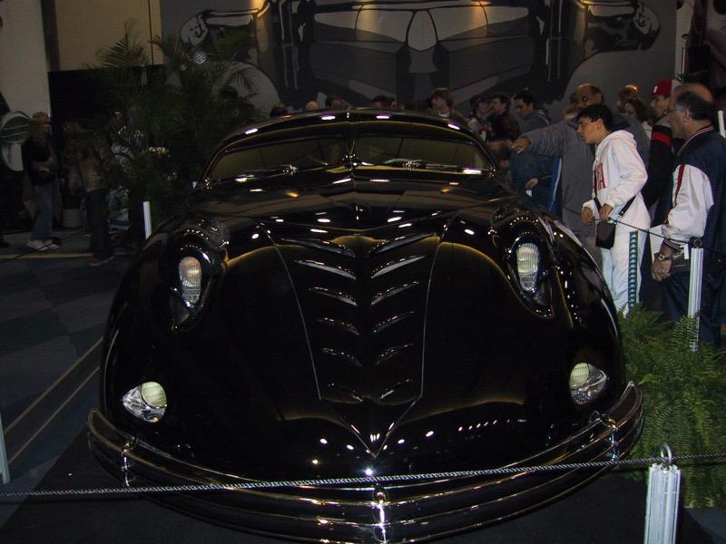 Toronto Autoshow 2004: чёрный купе с рельефным капотом и хромированным бампером