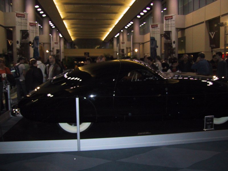 Toronto Autoshow 2004: чёрный купе с белыми шинами на подиуме