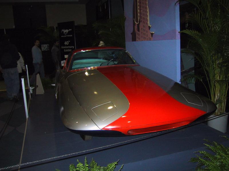 Toronto Autoshow 2004: красно-серый концепт-кар на подиуме с вывеской «40th Anniversary Exhibit»