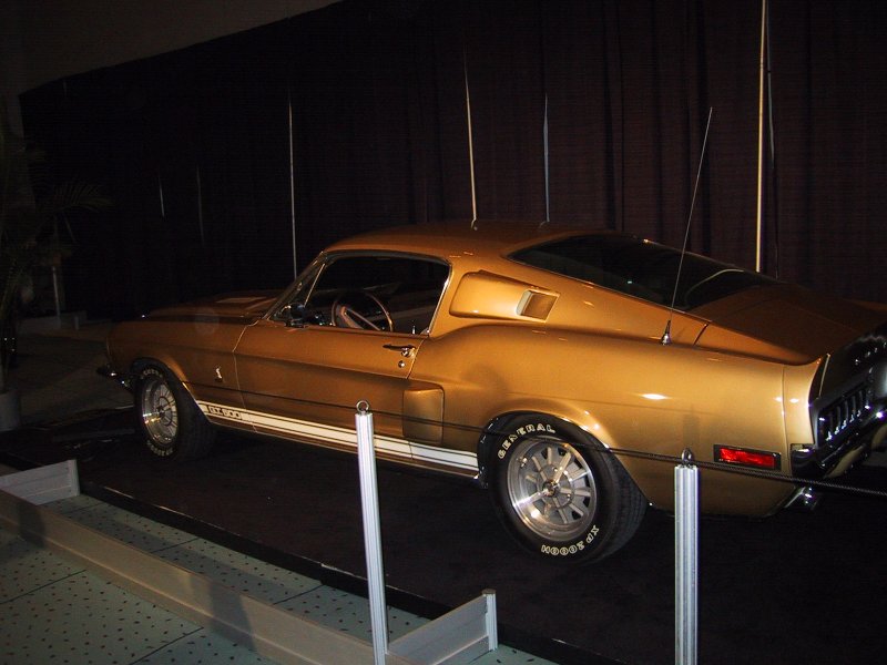 Золотой Shelby GT500 на Toronto Autoshow 2004