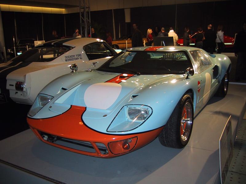 Toronto Autoshow 2004: Gulf-покрашенный Ford GT40 и белый Mustang с надписью «DOCKERY FORD MORRISTOWN NJ»