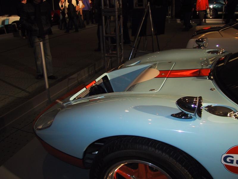 Toronto Autoshow 2004: светло-голубой Porsche с красной полосой и логотипом Gulf