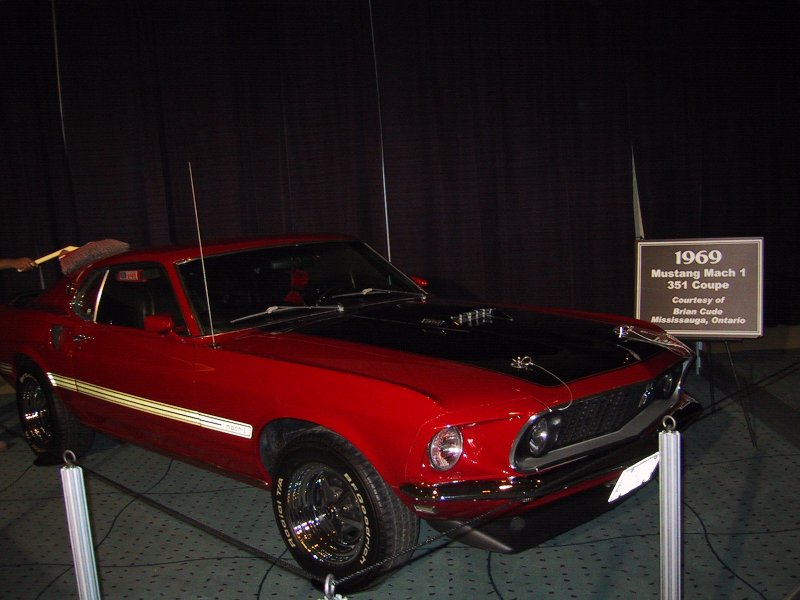 Красный 1969 Mustang Mach 1 351 Coupe на выставке с табличкой и ограждением