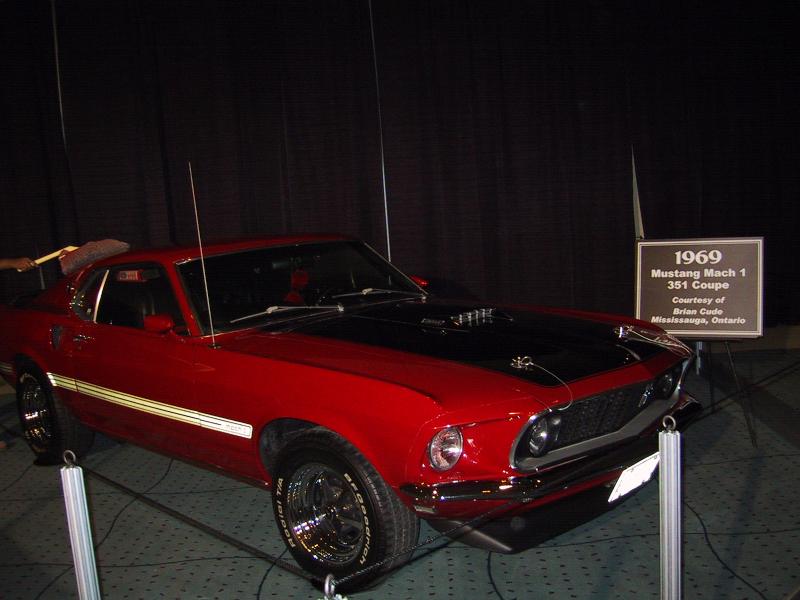 Красный 1969 Mustang Mach 1 351 Coupe на выставке с табличкой и ограждением
