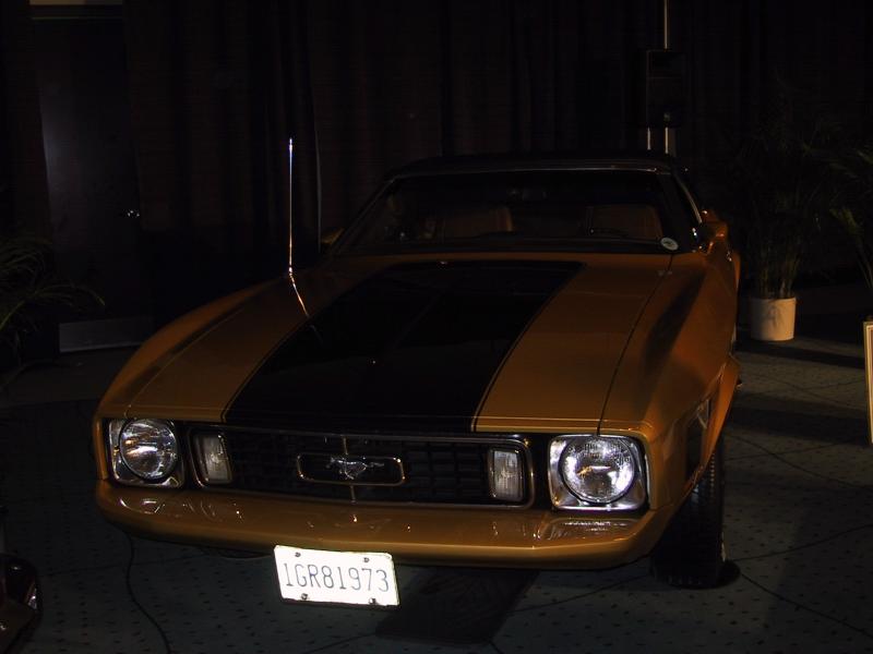 Toronto Autoshow 2004: золотой Ford Mustang с чёрной полосой и номером 1GR81973