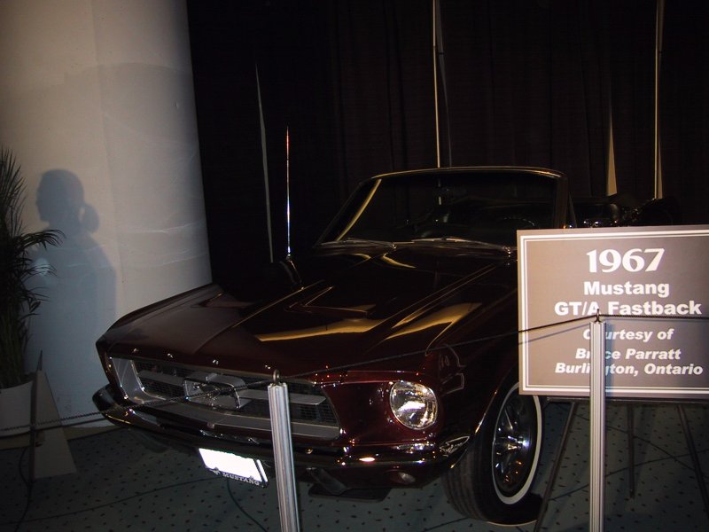 1967 Mustang GT/A Fastback в темно-бордовом цвете на выставке