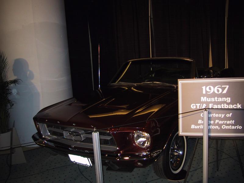 1967 Mustang GT/A Fastback в темно-бордовом цвете на выставке
