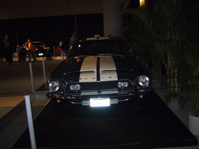 Toronto Autoshow 2004: чёрный Shelby с белыми полосами на подиуме