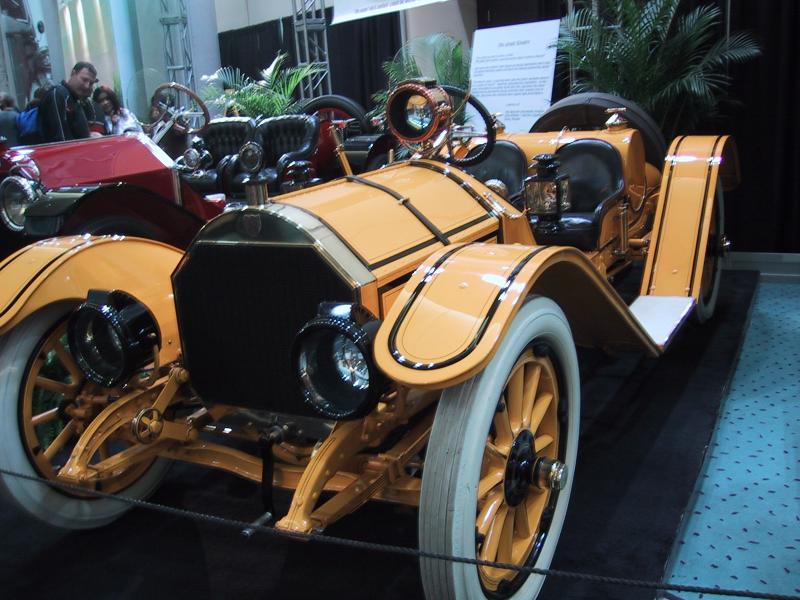 Toronto Autoshow 2004: жёлтый старинный автомобиль с чёрным капотом и белыми шинами