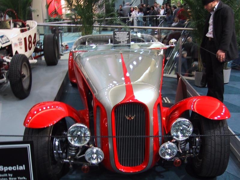 Toronto Autoshow 2004: красно-серебристый кастом-кар с вертикальной полосой