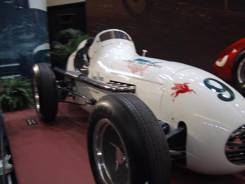 Белый гоночный автомобиль с номером 9 на Toronto Autoshow 2004