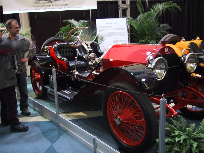 Toronto Autoshow 2004: красный старинный автомобиль с чёрной кожаной обивкой и красными спицами