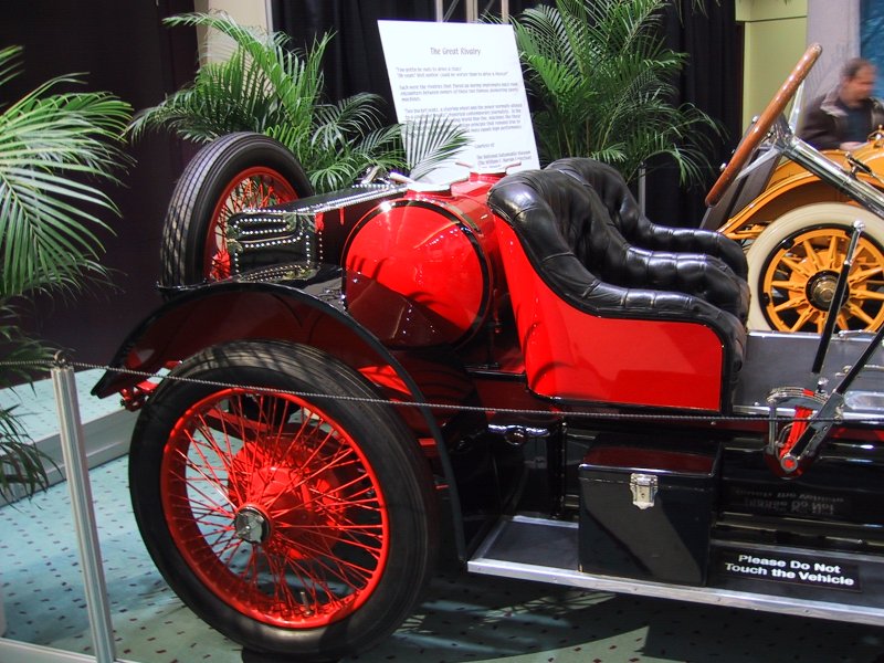 Toronto Autoshow 2004: красный гоночный автомобиль с кожаными креслами и красными спицами