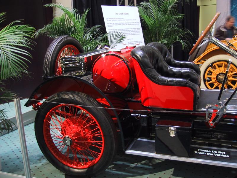 Toronto Autoshow 2004: красный гоночный автомобиль с кожаными креслами и красными спицами