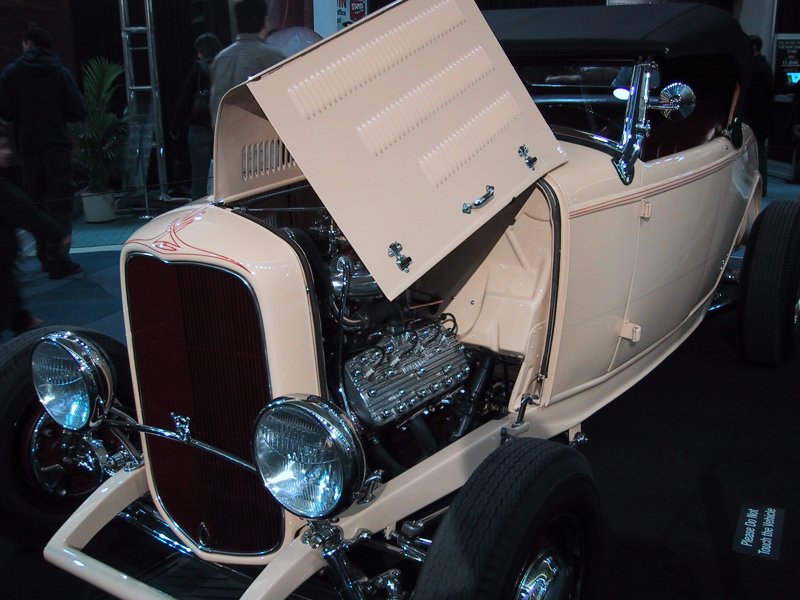 Toronto Autoshow 2004: кремовый ретро-форд с открытым капотом и хромированными фарами