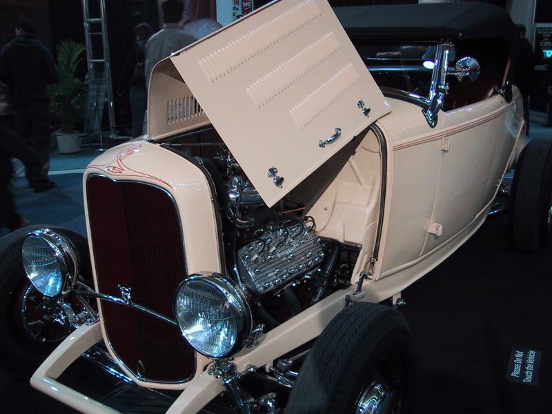 Toronto Autoshow 2004: кремовый ретро-форд с открытым капотом и хромированными фарами