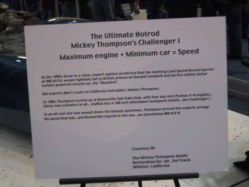 Toronto Autoshow 2004: экспонаты в зале с ярким освещением и стеклянными витринами