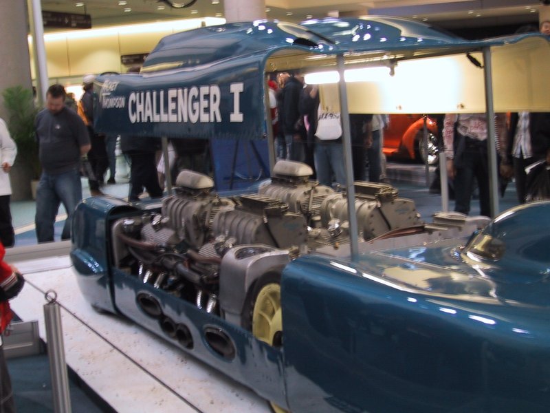 Синий гоночный автомобиль Challenger I с открытым двигателем на выставке