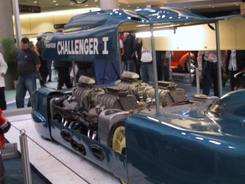 Синий гоночный автомобиль Challenger I с открытым двигателем на выставке