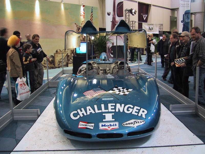 Toronto Autoshow 2004: синий Challenger II на постаменте