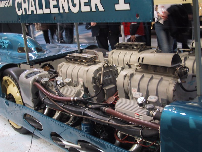Двигатель гоночного автомобиля Challenger I на выставке