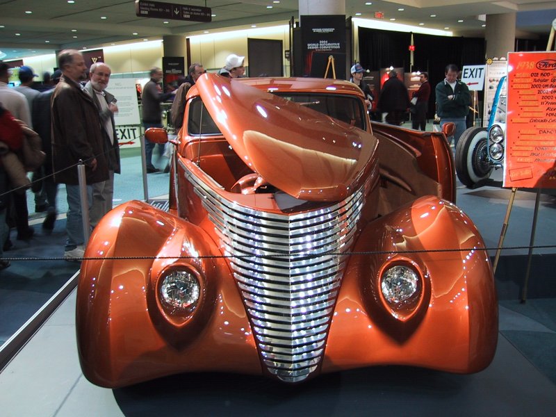 Toronto Autoshow 2004: оранжевый Ford с поднятым капотом и хромированной решёткой