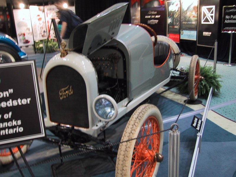 Toronto Autoshow 2004: Ford Speedster с оранжевыми спицами и белыми шинами