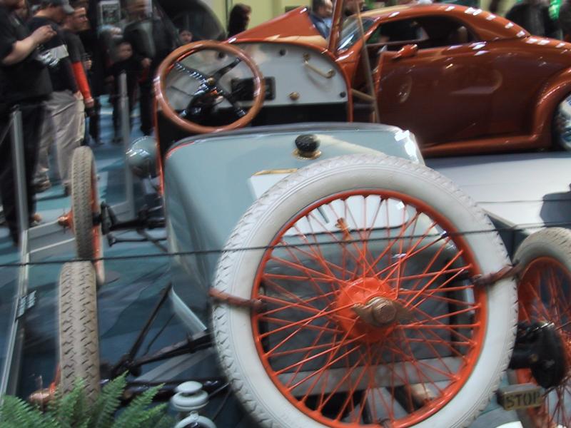 Toronto Autoshow 2004: старинный автомобиль с оранжевыми спицами и белыми шинами