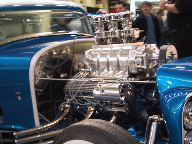 Toronto Autoshow 2004: сияющий двигатель в синем кузове ретро-кара