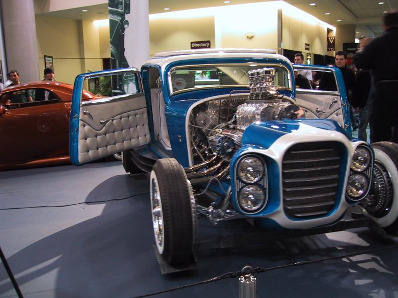 Toronto Autoshow 2004: сине-белый рокер с открытым двигателем и тюнингованными фарами