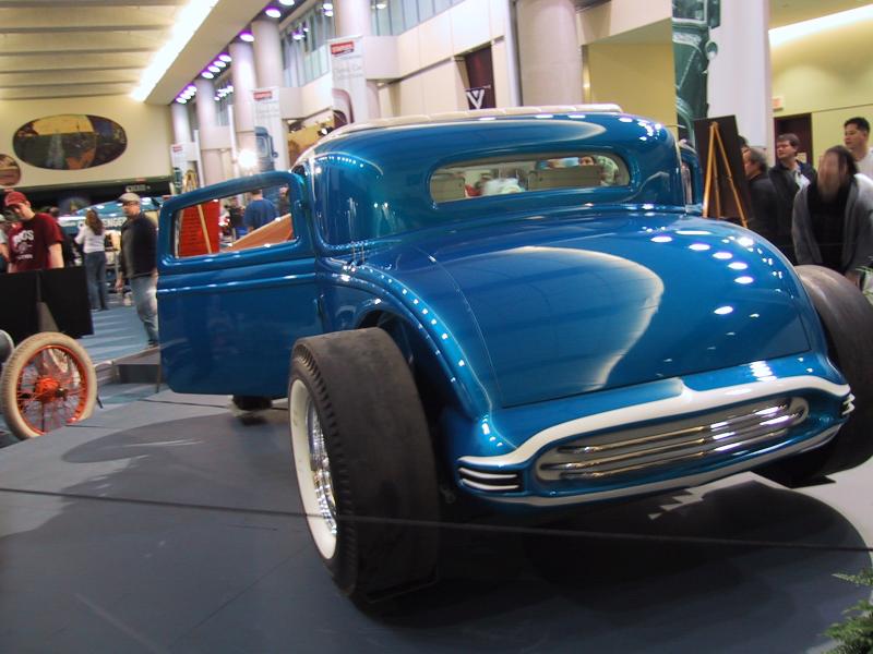 Toronto Autoshow 2004: ярко-синий кастомный хардтоп на подиуме