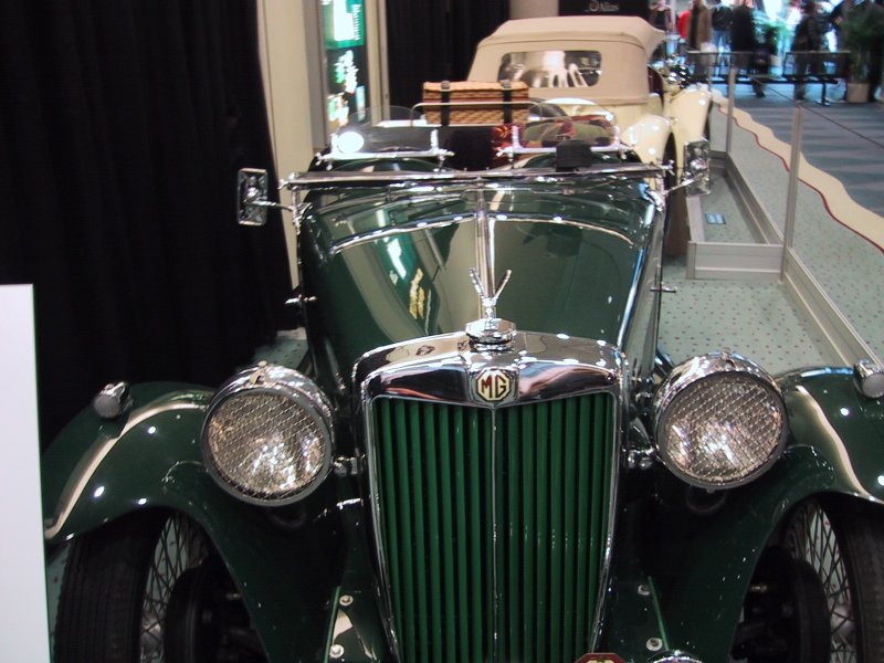 Toronto Autoshow 2004: зелёный MG с хромированным радиатором и лыжной стойкой