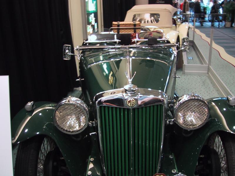 Toronto Autoshow 2004: зелёный MG с хромированным радиатором и лыжной стойкой